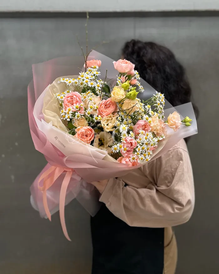 Заказать Букет "Ширин" из спрей роз и лизиантусов в Алматы