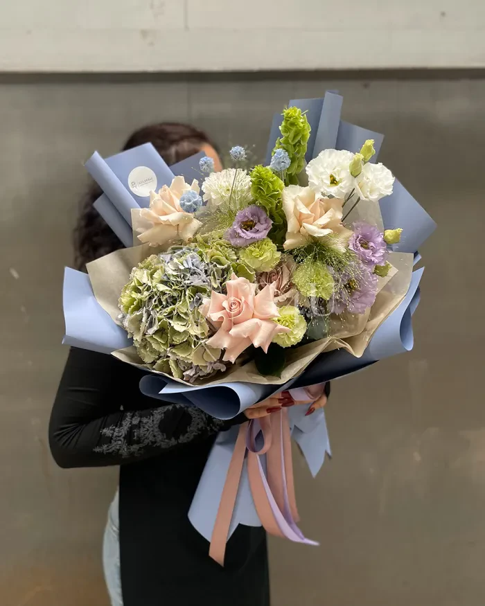 Заказать Букет "Мелодия Любви" из гортензий, роз и георгинов в Алматы