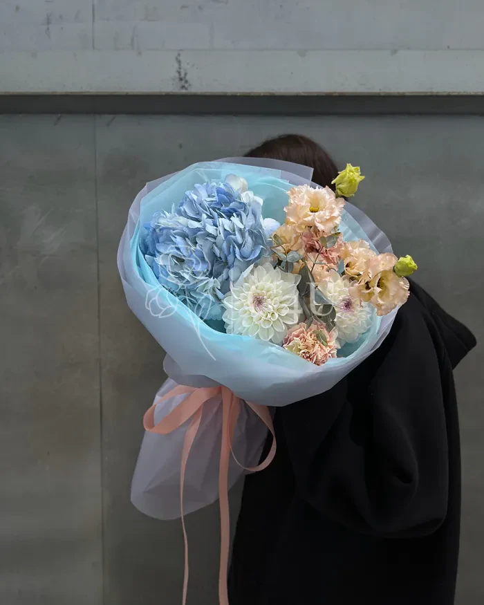 Заказать Букет "Мирцелла" из гортензии, георгинов и лизиантусов в Алматы