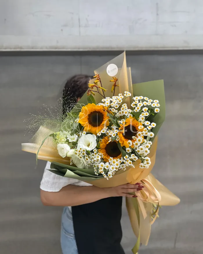 Заказать Букет "Летнее настроение" из подсолнухов и ромашек в Алматы