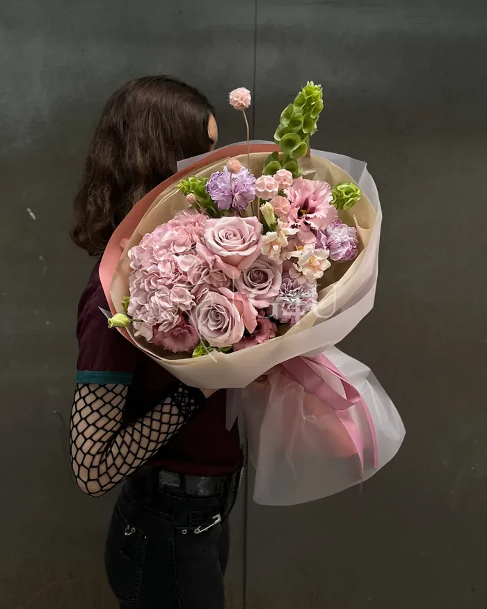 Заказать Букет "Аделина" из роз, гортензий и лизиантусов в Алматы