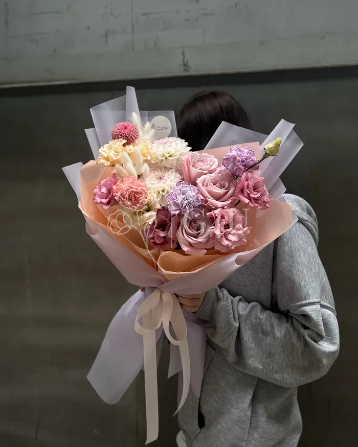 Заказать Букет "Айганым" из роз, георгинов и лизиантусов в Алматы