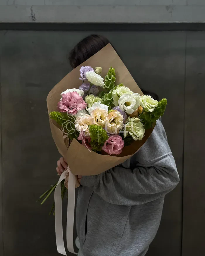 Заказать Моно букет "Дилинур" из лизиантусов и молюцеллы в Алматы