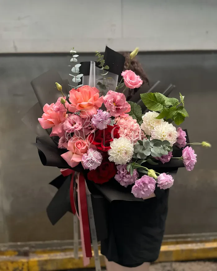 Заказать Букет "Калима" из георгинов, роз и лизиантусов в Алматы