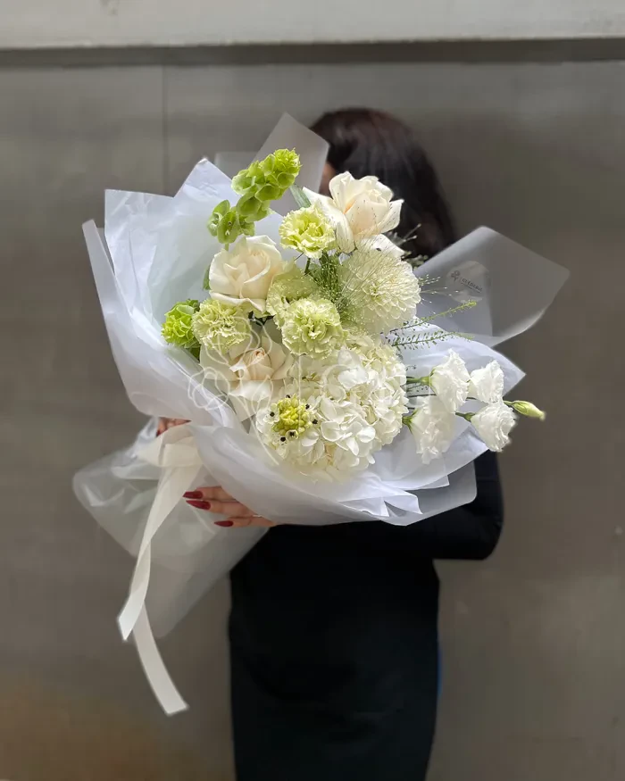 Заказать Букет "Рашида" из гортензии, роз и лизиантусов в Алматы