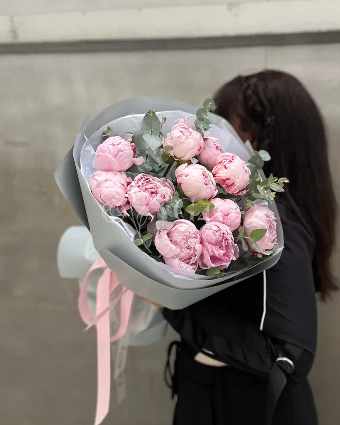 Заказать Моно букет из 11 розовых пионов в Алматы