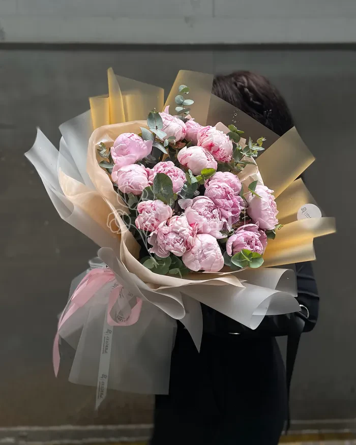 Заказать Моно букет из 15 розовых пионов в Алматы