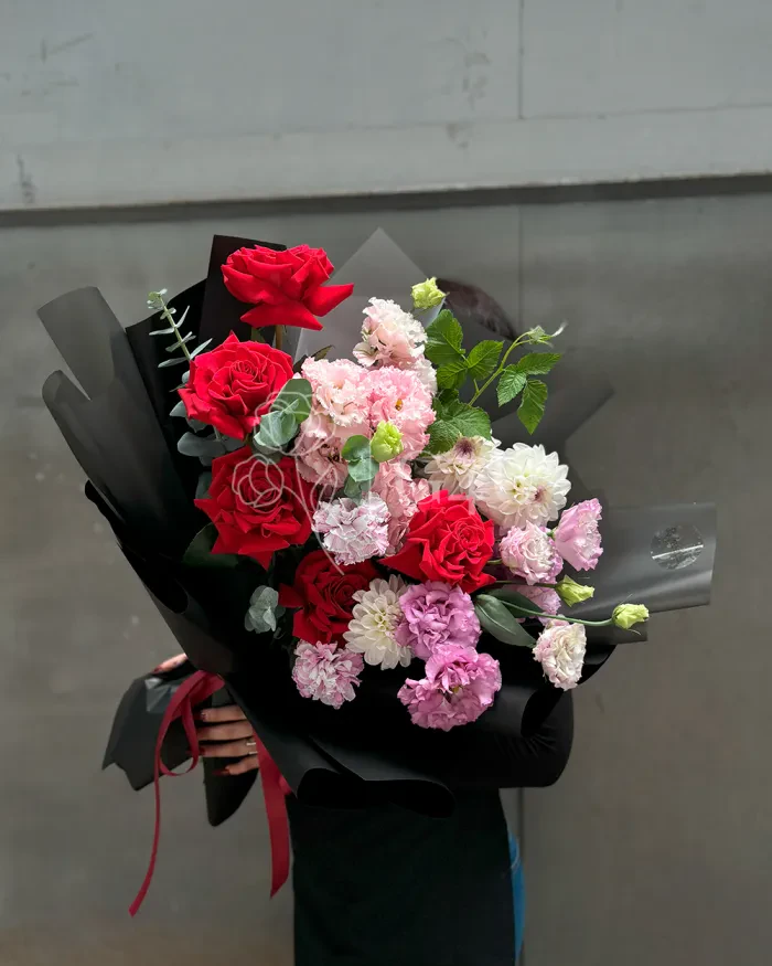 Заказать Букет "Наталья" из роз, георгинов и лизиантусов в Алматы