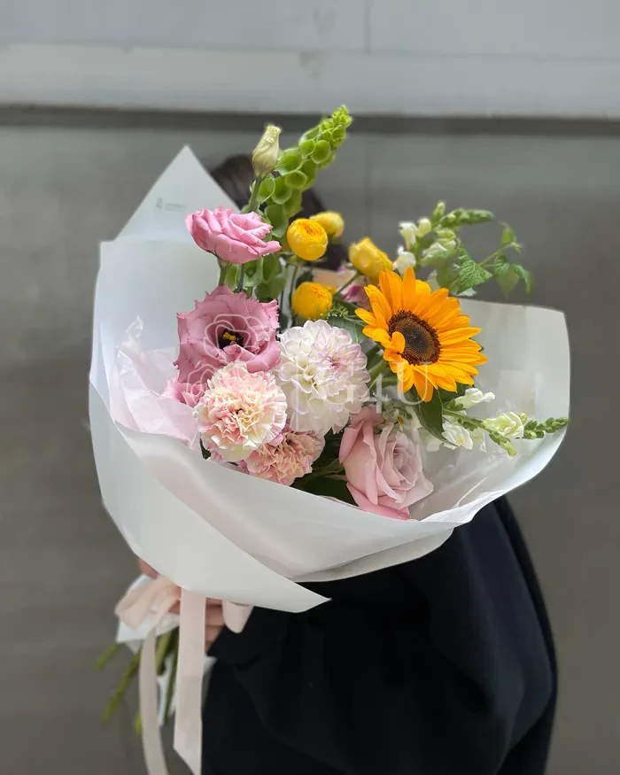 Заказать Букет "Анастасия" из подсолнухов и роз в Алматы