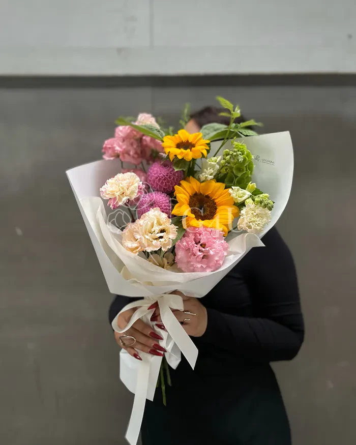 Заказать Букет "Маргарита" из подсолнухов, георгинов и лизиантусов в Алматы