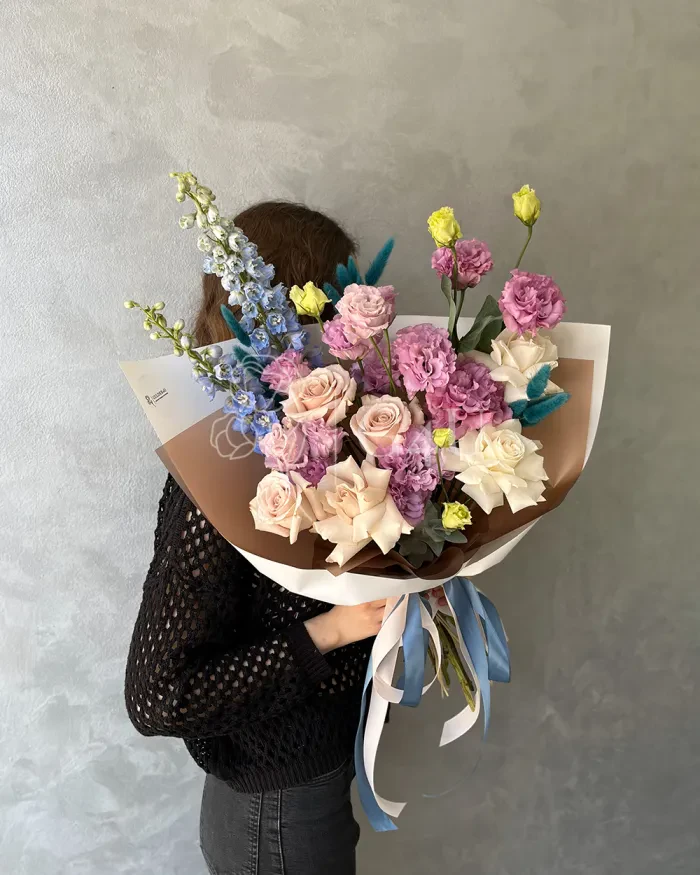 Заказать Букет "Диля" из роз и лизиантусов в Алматы