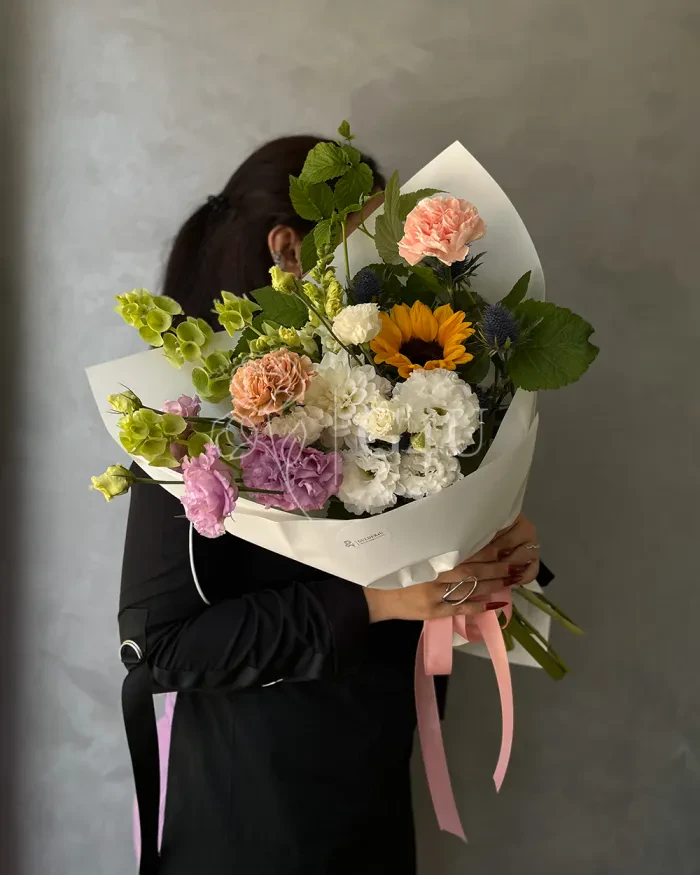 Заказать Букет "Василиса" из подсолнухов, лизиантусов и гвоздик в Алматы