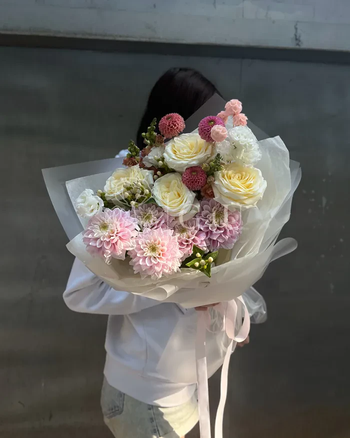 Заказать Букет "Азалия" из георгинов, роз и лизиантусов в Алматы