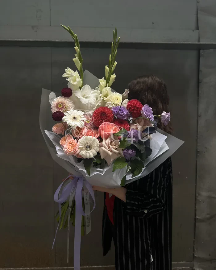 Заказать Букет "Раяна" из георгинов, роз и гладиолусов в Алматы
