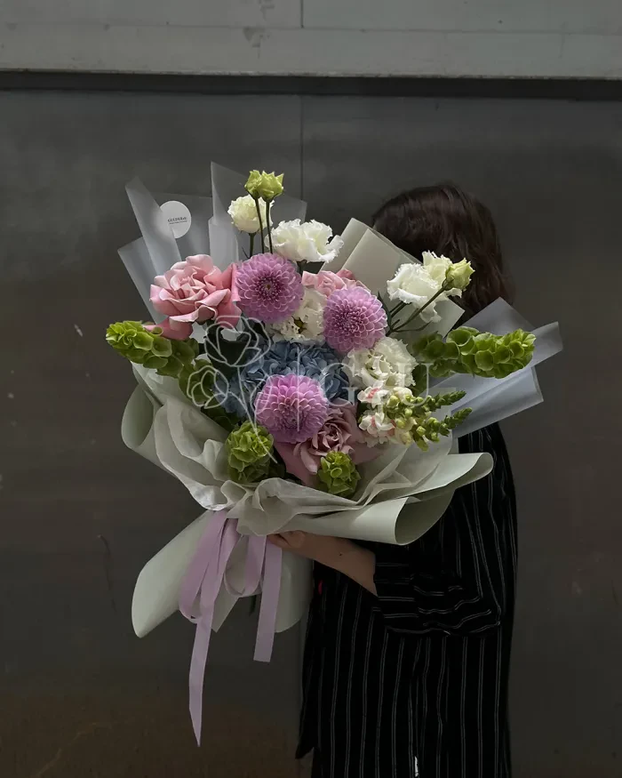 Заказать Букет "Оливия" из роз, гортензии и георгинов в Алматы