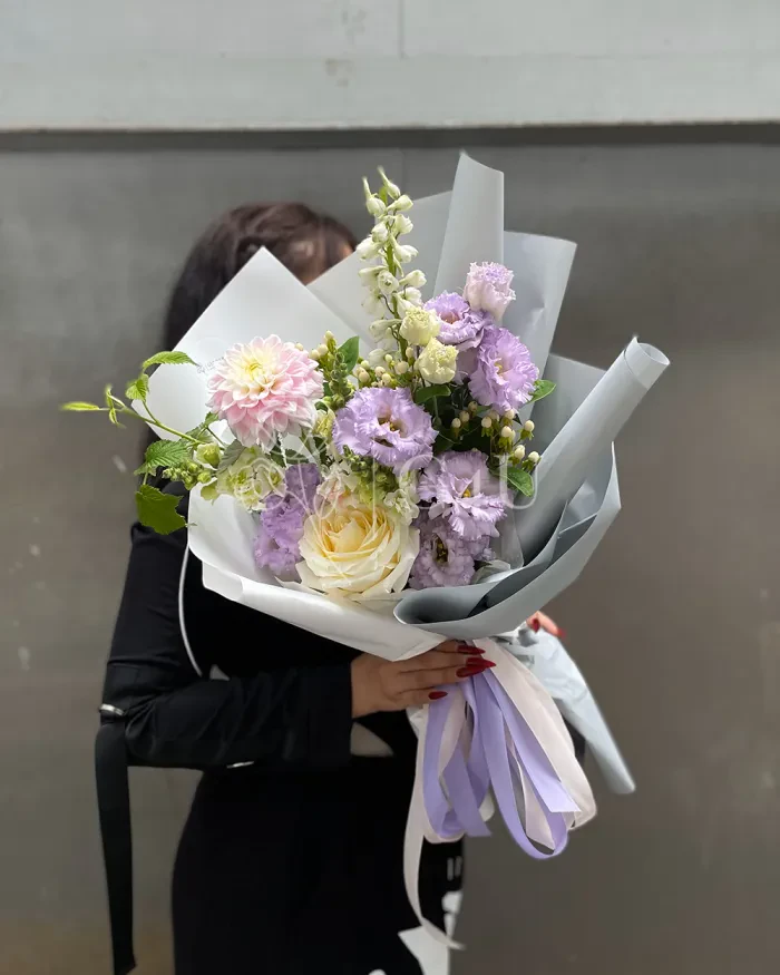 Заказать Букет "Самал" из георгинов и лизиантусов в Алматы