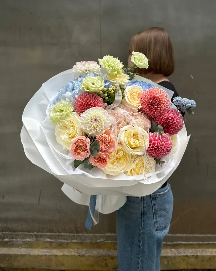 Заказать Букет "Жанель" из роз, гортензий и георгинов в Алматы