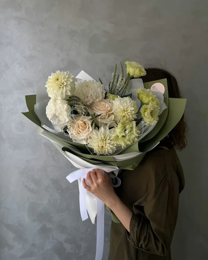 Заказать Букет "Анар" из роз, георгинов и лизиантусов в Алматы