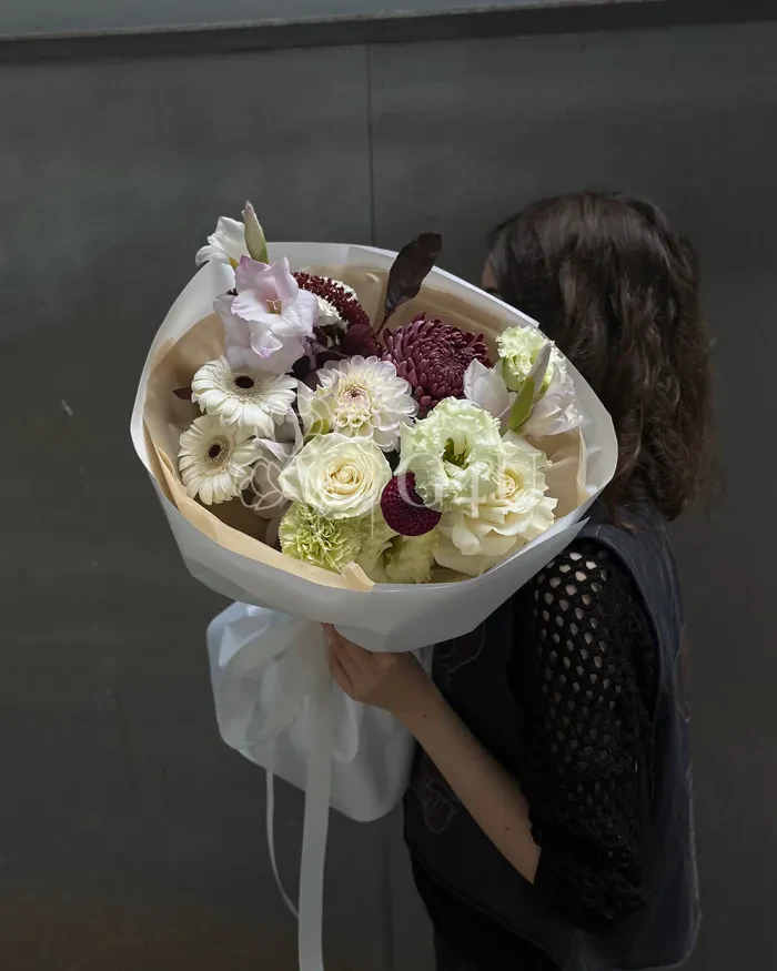 Заказать Букет "Тамара" из роз, гвоздик и гладиолусов в Алматы