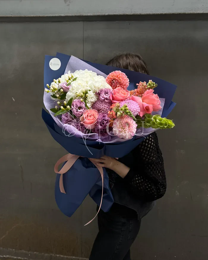 Заказать Букет "Ирина" из георгинов, гортензии и лизиантусов в Алматы