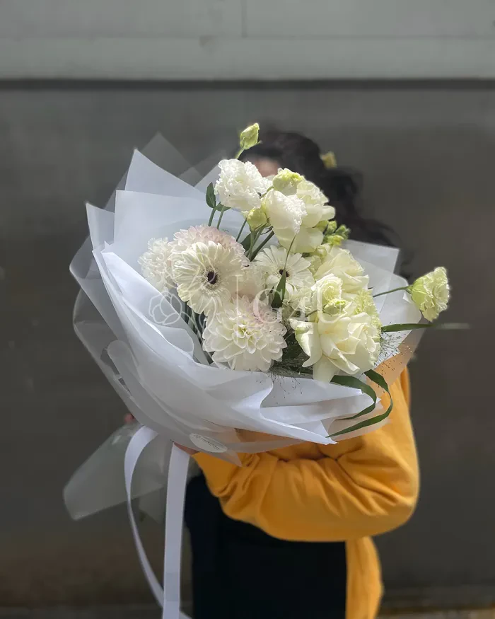 Заказать Букет "Татьяна" из роз, георгинов и лизиантусов в Алматы