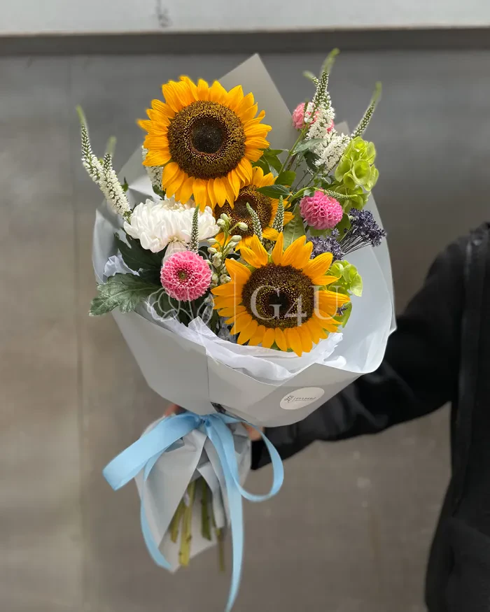 Заказать Букет "Есения" из подсолнухов и георгинов в Алматы