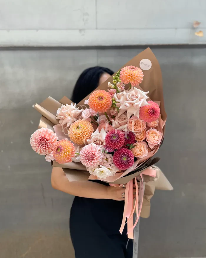 Заказать Букет "Янина" из роз, георгинов и лизиантусов в Алматы