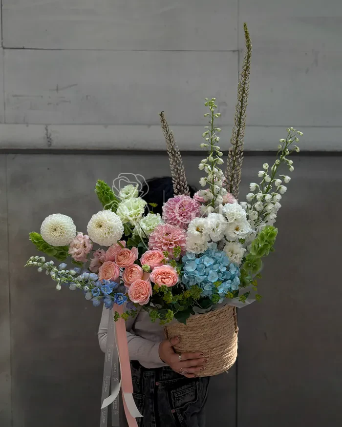 Заказать Композиция в кашпо "Марина" из георгинов, лизиантусов и молюцеллы в Алматы