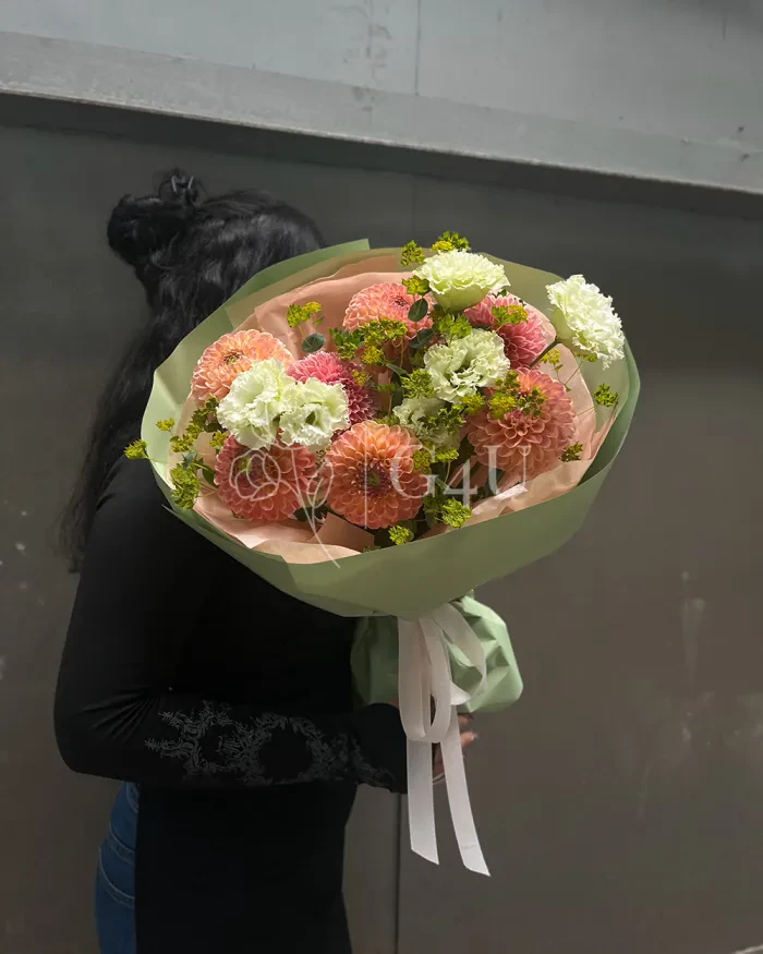 Заказать Букет "Мирослава" из георгинов и лизиантусов в Алматы