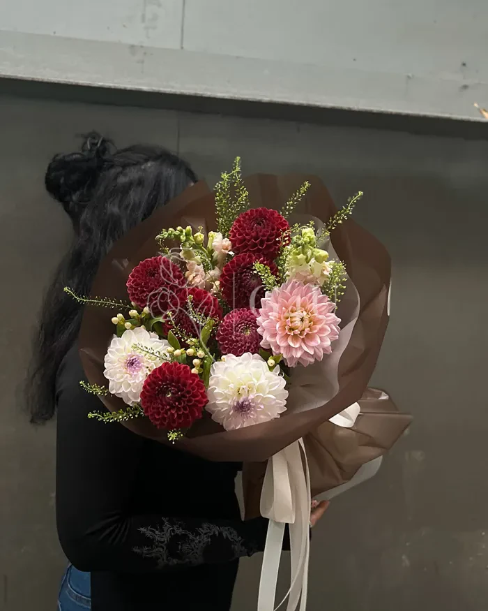 Заказать Букет "Ярослава" из георгинов и гиперикума в Алматы