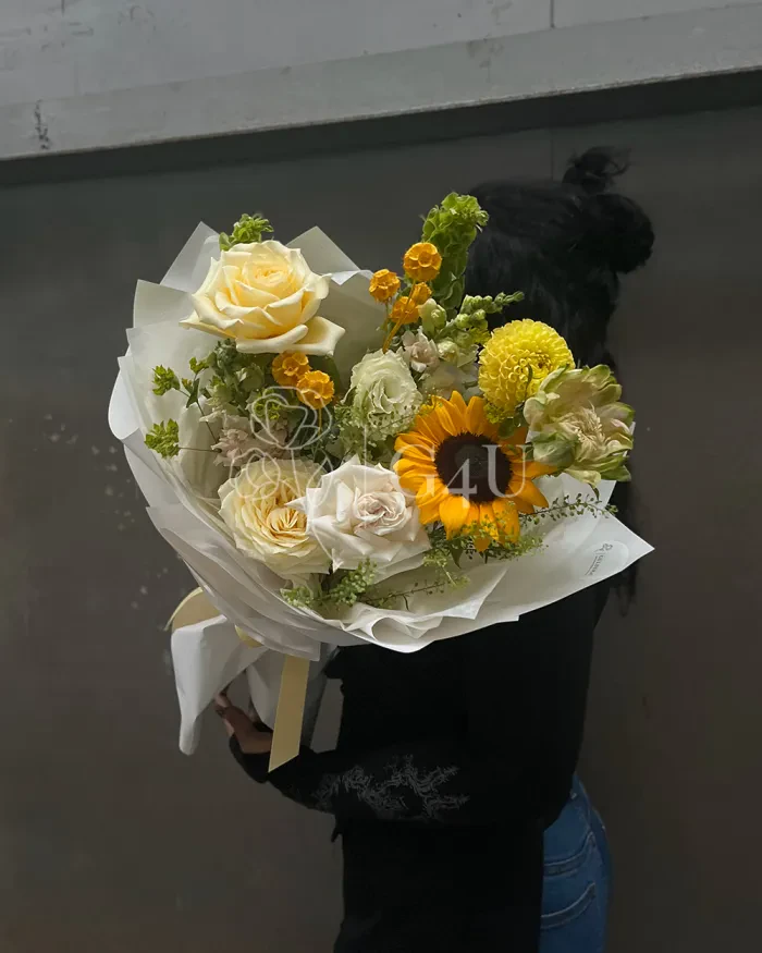 Заказать Букет "Злата" из роз, подсолнуха и георгинов в Алматы