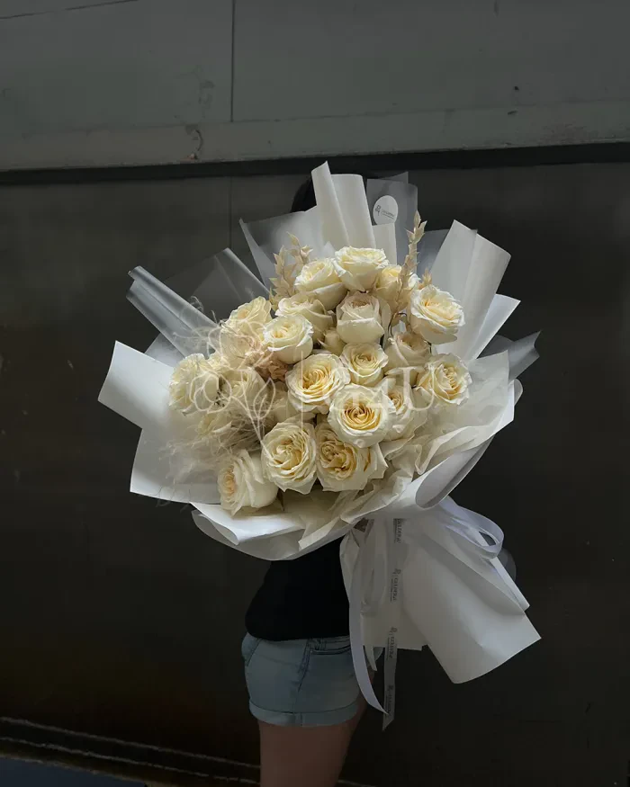 Заказать Моно букет из пионовидных роз с сухоцветами "Candlelight" в Алматы