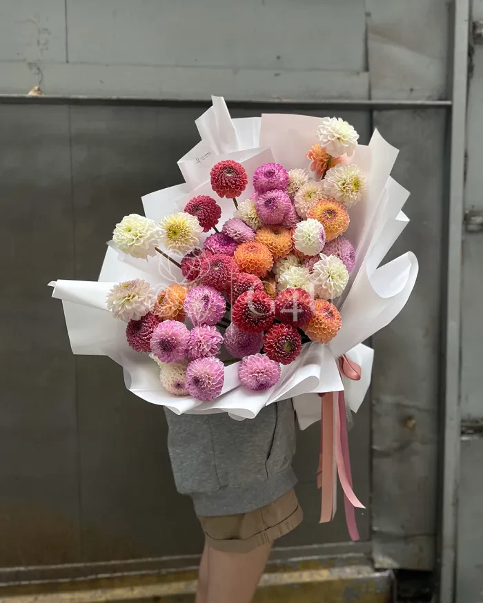 Заказать Моно букет из георгинов в белом оформлении в Алматы