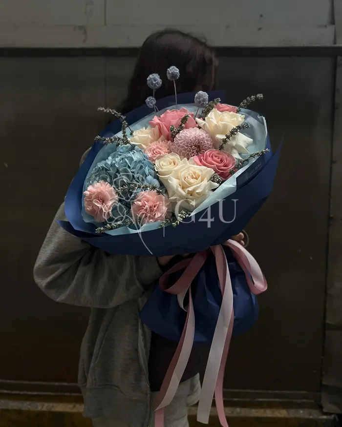 Заказать Букет "Жаным" из гвоздик и гортензии в Алматы