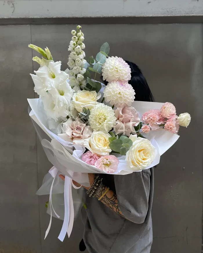 Заказать Букет "Галина" из роз, георгинов и лизиантусов в Алматы