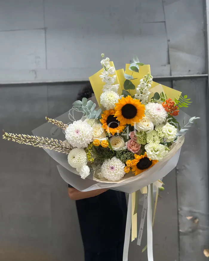 Заказать Букет "Фрейя" из подсолнухов, роз и георгинов в Алматы