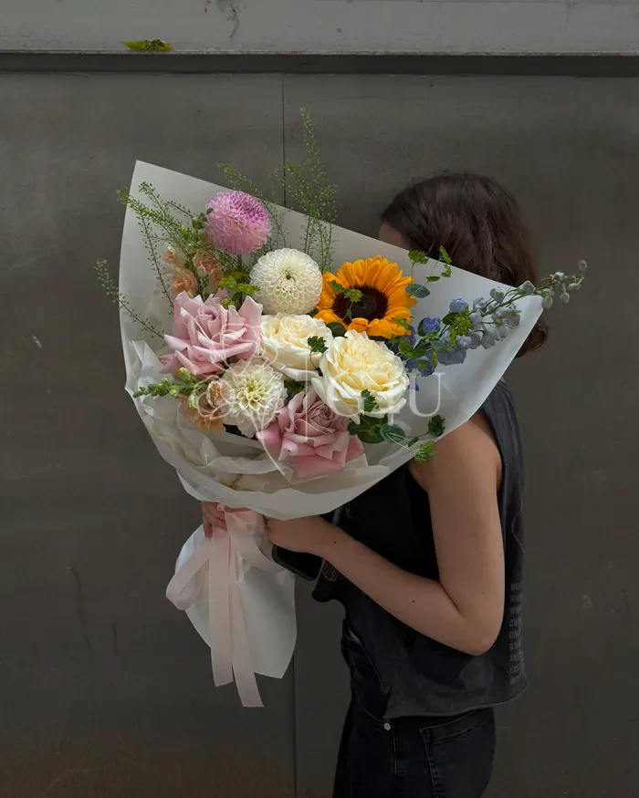 Заказать Букет "Олена" из подсолнуха, роз и георгинов в Алматы