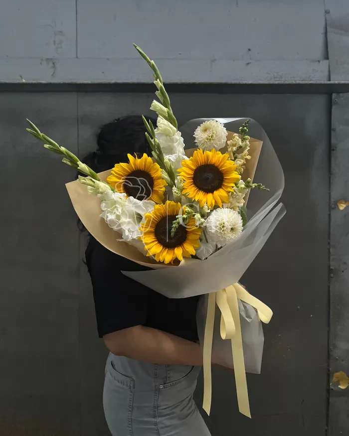 Заказать Букет "Таисия" из подсолнухов и георгинов в Алматы
