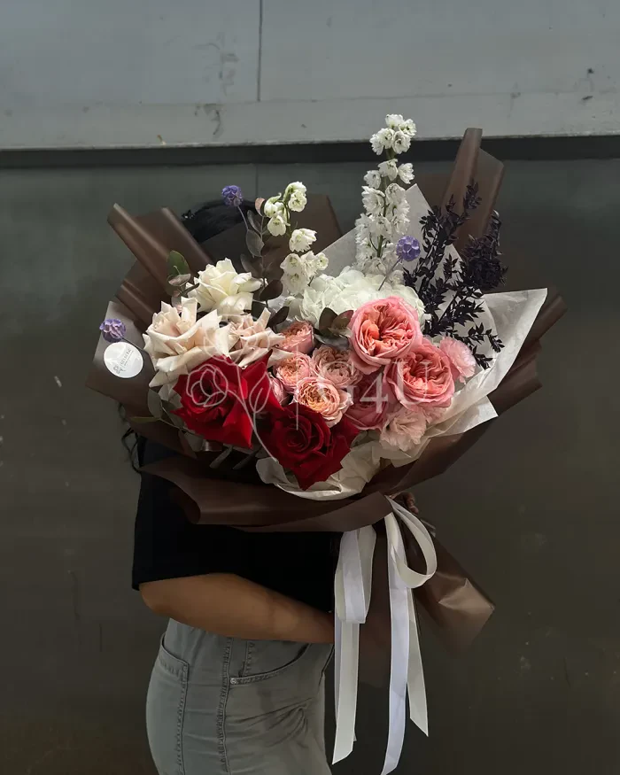 Заказать Букет "Владислава" из роз, пионовидных роз и спрей роз в Алматы