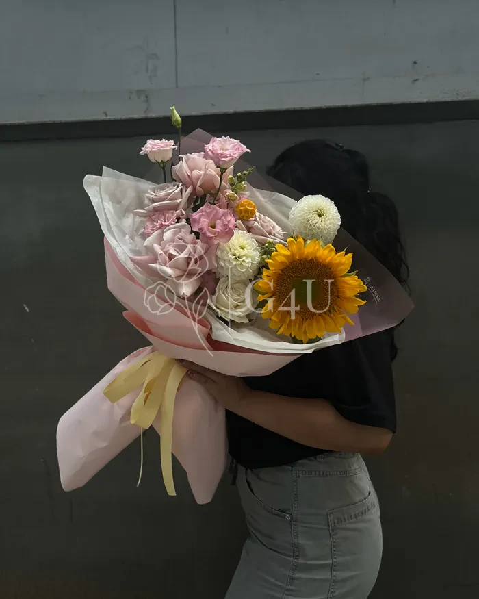 Заказать Букет "Марианна" из подсолнухов, роз и георгинов в Алматы