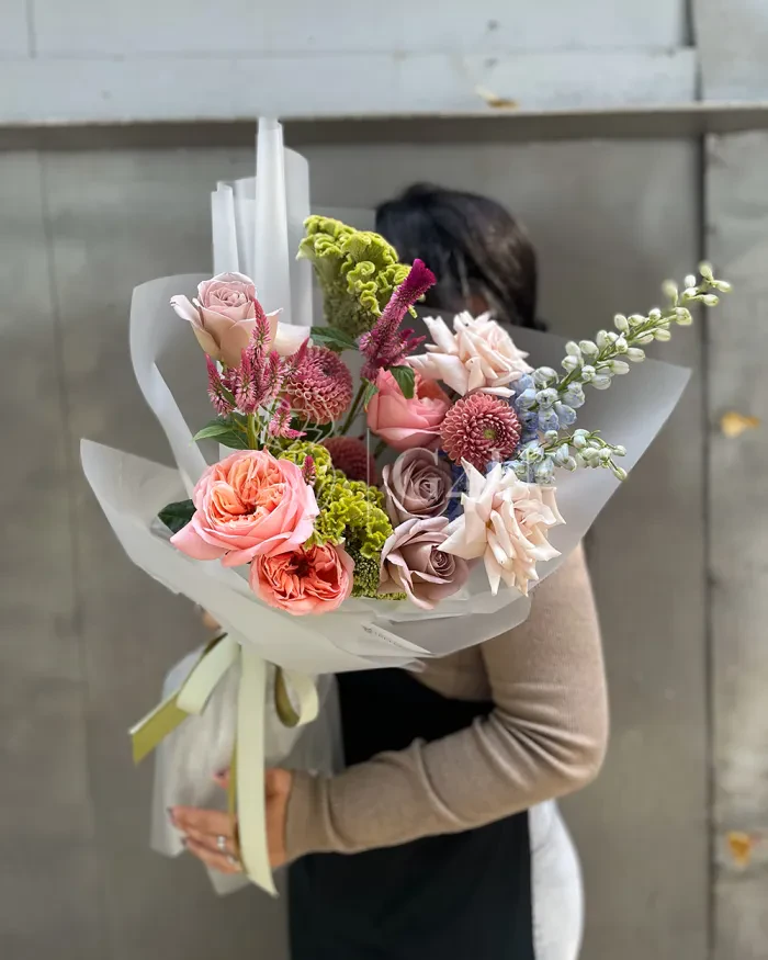 Заказать Букет "Белла" из роз, георгинов и дельфиниума в Алматы