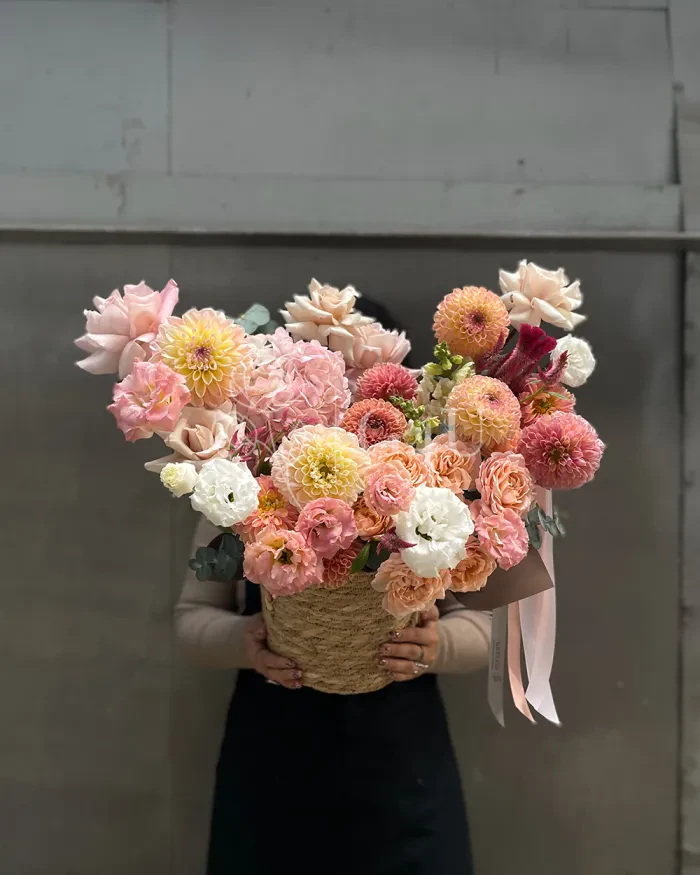 Заказать Букет "Аиша" из роз, георгинов и лизиантусов в Алматы