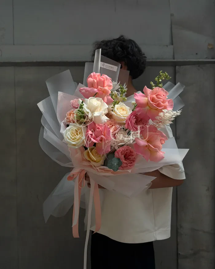 Заказать Букет "Дахина" из роз, спрей роз и дельфиниума в Алматы