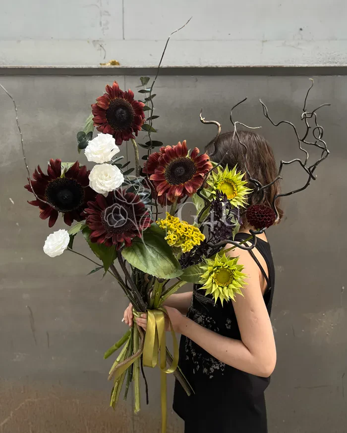Заказать Букет "Малефисента" из подсолнухов, целлозии и лизиантуса в Алматы