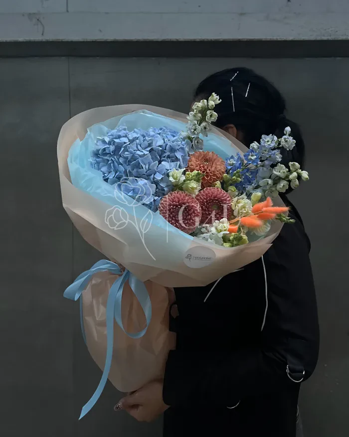 Заказать Букет "Матильда" из гортензии, георгинов и дельфиниума в Алматы