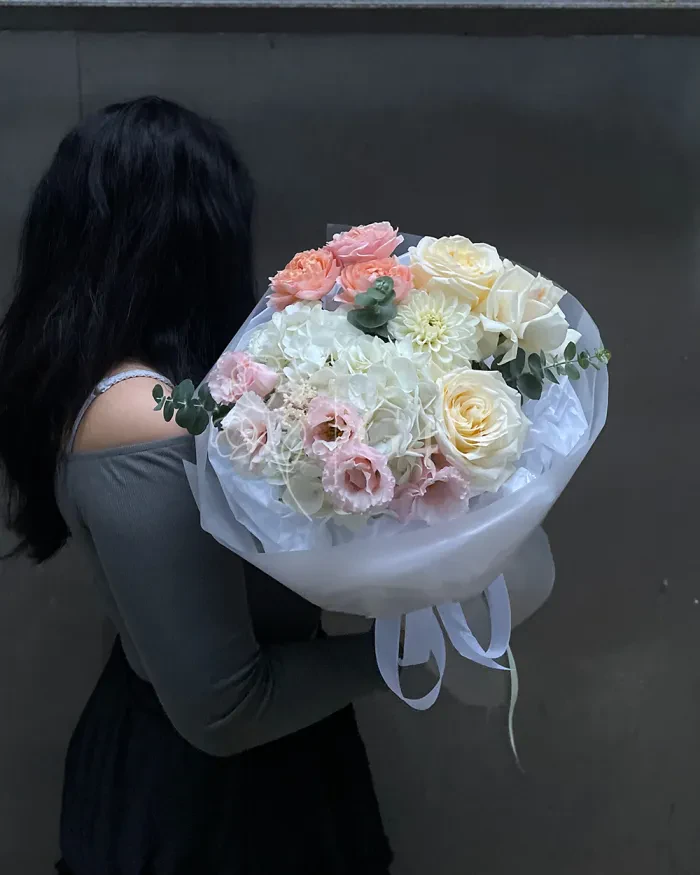 Заказать Букет "Charlotte" из роз, пионовидных роз и гортензии в Алматы