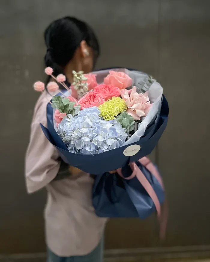 Заказать Букет "Асем" из роз, пионовидных роз и гортензий в Алматы