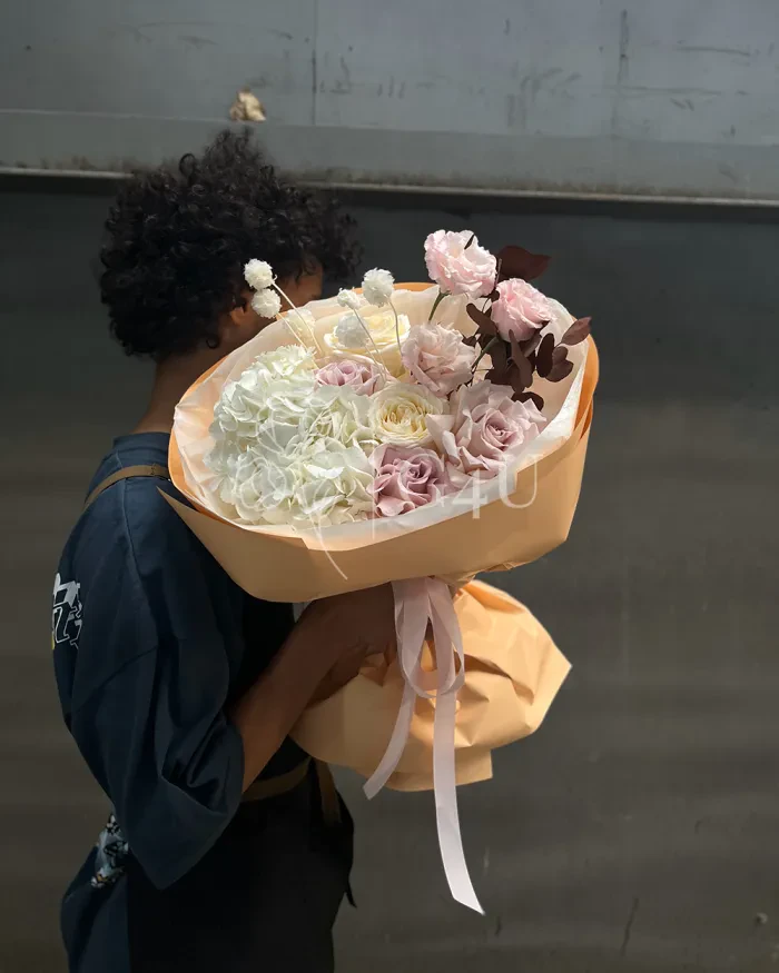 Заказать Букет "Алинур" из роз, гортензий и лизиантусов в Алматы