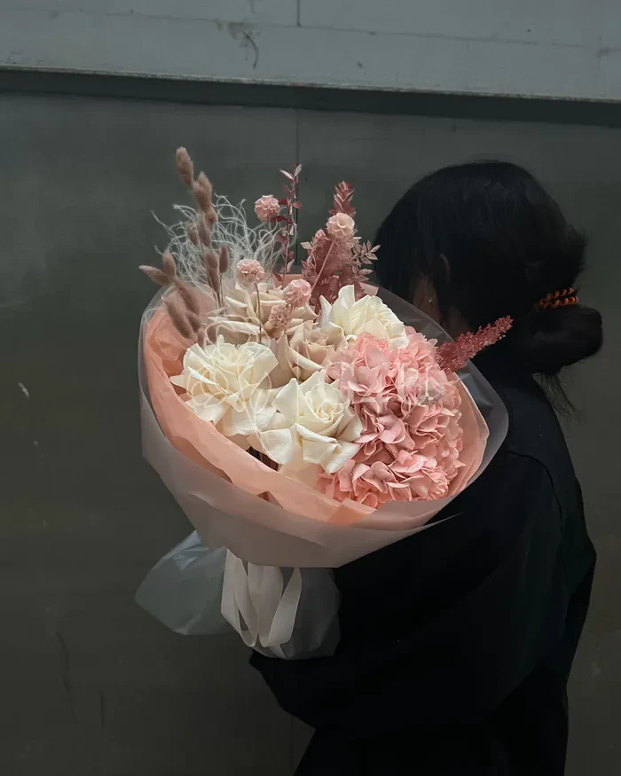 Заказать Букет "Махинур" из роз и гортензий в Алматы