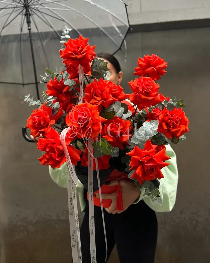 Заказать Букет “Ляззат” из 25 красных роз с эвкалиптом в Алматы